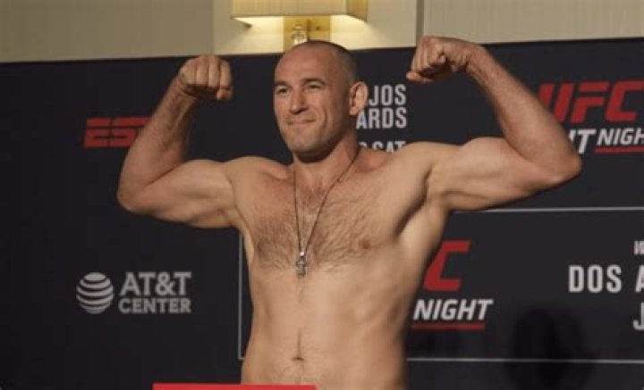 Aleksei Oleinik Hunting For The 60th Career Win Against Derrick Lewis