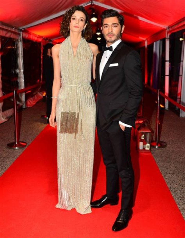 Büşra Develi & Burak Deniz Pretty Little Liars, Hayat And Murat, Cute Love Stories, Photos