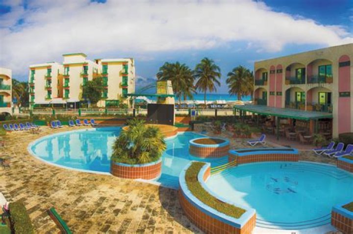 Islazul Los Delfines Varadero, Cuba