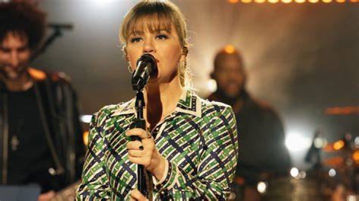 Kelly Clarkson Covers 'Breathe Again' by Toni Braxton NBC Insider