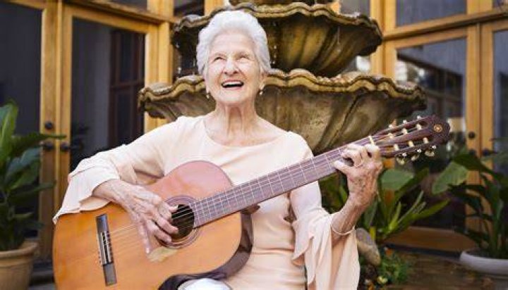 LA CANTAUTORA CUBANA ANGELA ALVAREZ PREMIADA CON EL GRAMMY LATINO A SUS