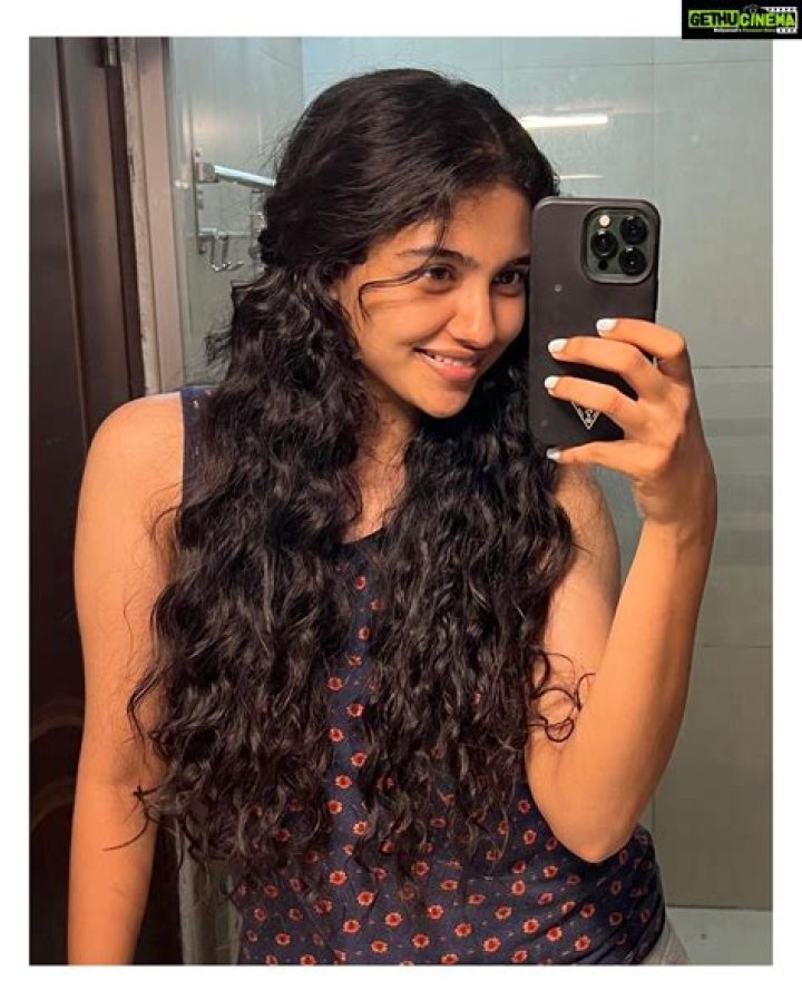 Mamitha Baiju Instagram Enthu chothichalum adipoli🥲😂 Gethu Cinema