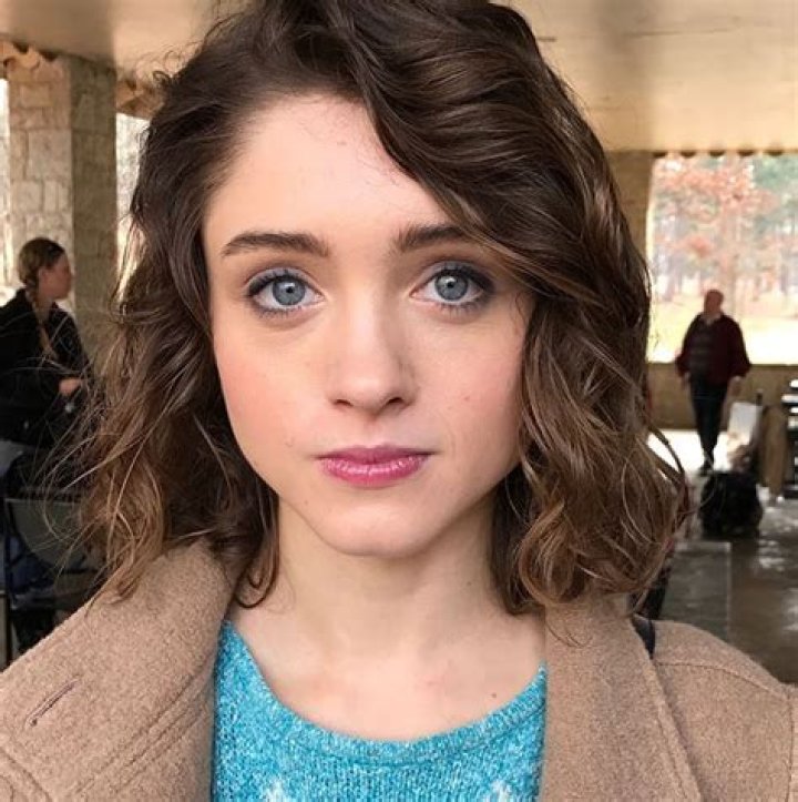 Natalia Dyer behind the scenes of Stranger Things Dyer hair, Nancy