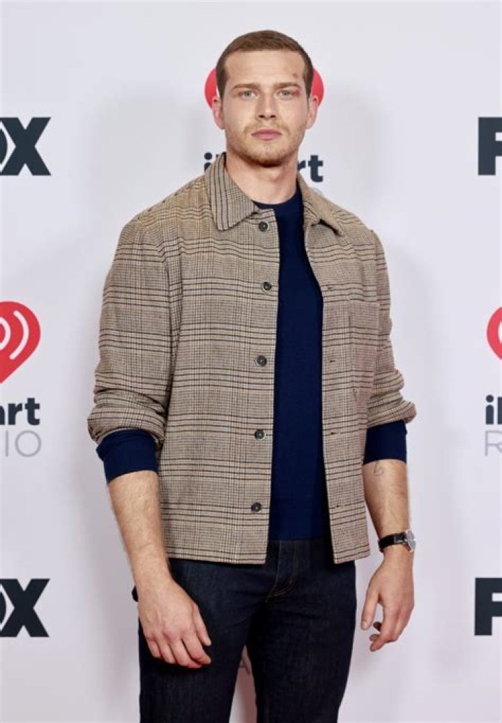 Oliver Stark Height, Weight, Age, Body Statistics Healthy Celeb