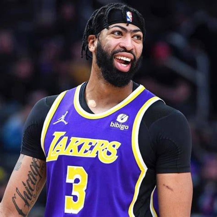 Professional basketball player Anthony Davis, left, and Erainer Davis