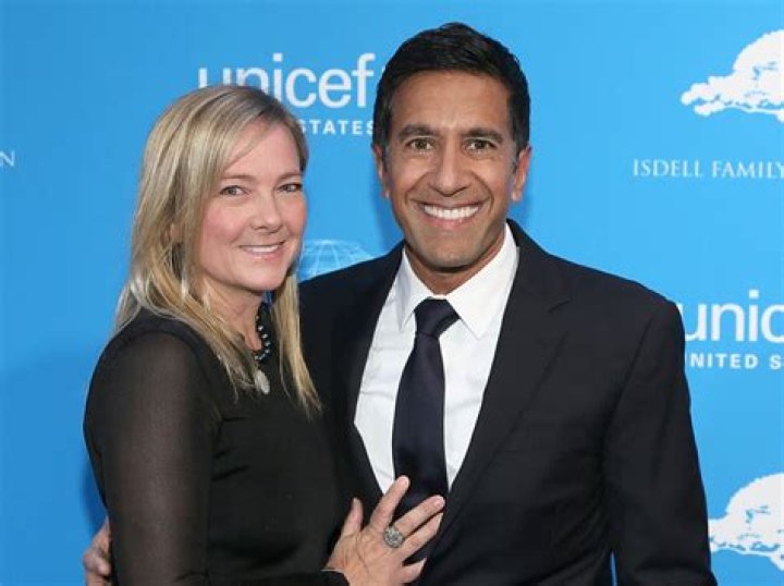 Rebecca Olson (Dr. Sanjay Gupta&rsquo;s Wife) and 3 Daughters famous