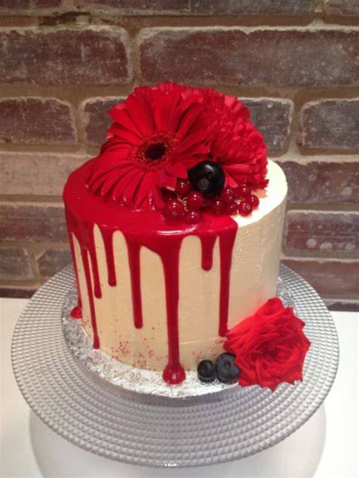 Red drip cake with fresh flower Fancy Cakes, Cute Cakes, Mini Cakes