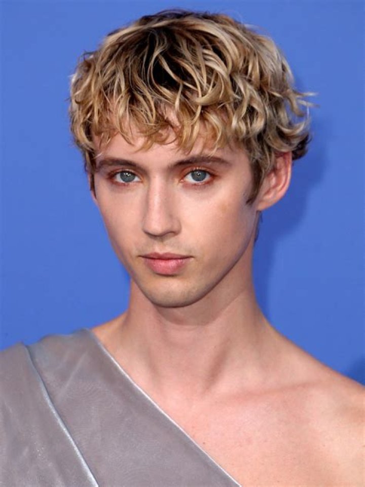 Unveiling Troye Sivan's Height: A Journey Of Discovery And Perspectives
