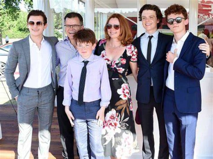Who is Sam Holland? Family, Partner, Biography